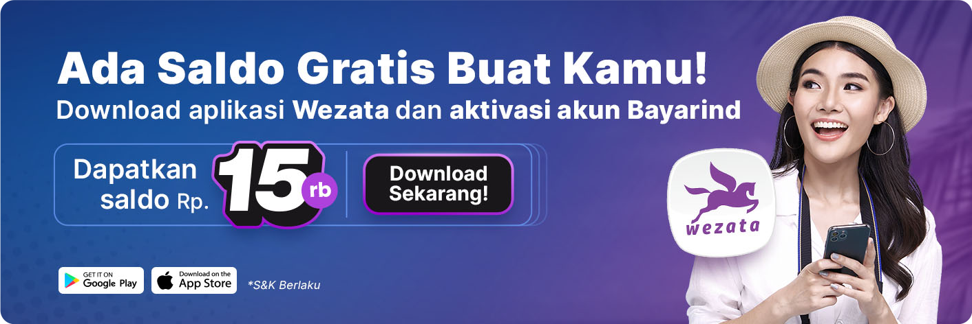 wanita tersenyum melihat promo di aplikasi wezata dan Bayarind